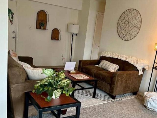 1BR/1BA Relet @ Parkway plaza