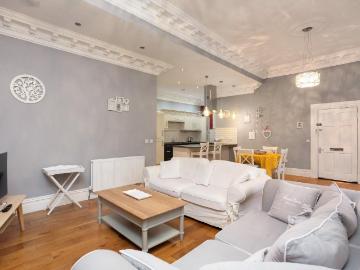 1f1 Hanover Street, Edinburgh, EH2 3 bed flat to rent £2,400 pcm £554 pw