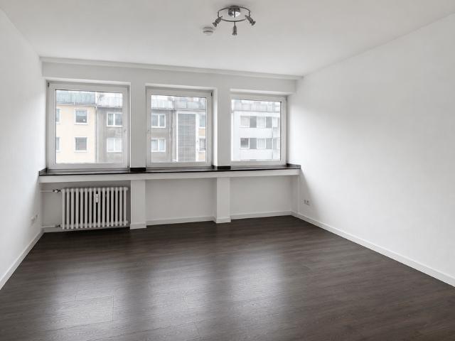 1KM ZUR KÖ! MODERNISIERTE 3 ZIMMERWOHNUNG IN ZENTRALER LAGE +RENOVIERT +NEUER FUßBODEN