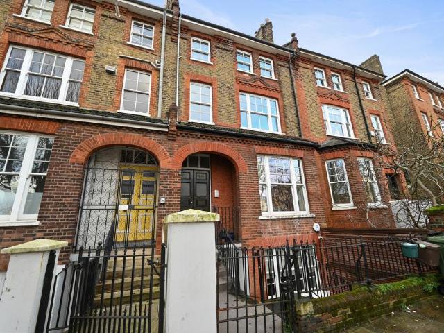 1st Floor, Croftdown Road, Dartmouth. 2 bed flat to rent £2,496 pcm £576 pw
