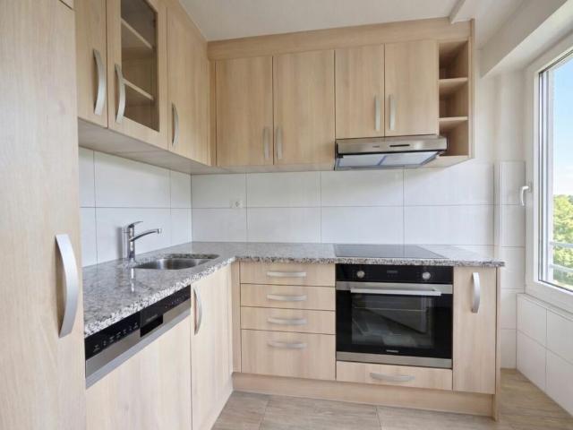 1st rent offered! Magnificent 2.5 room apartment completely renovated with private balcony!
