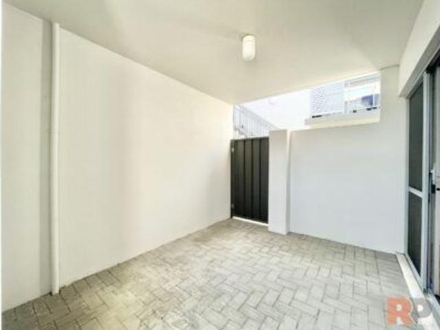 1x1 Modern Ground Floor Apartment with Private Courtyard