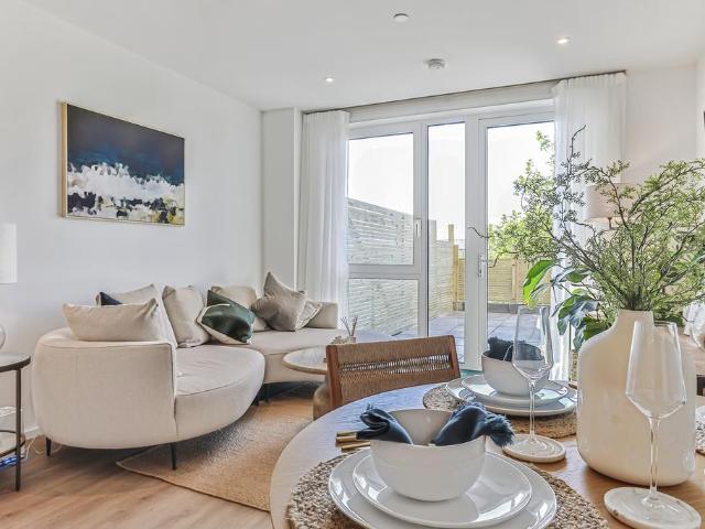 23 W Quay Road BH15 2 bed apartment to rent £1,742 pcm £402 pw