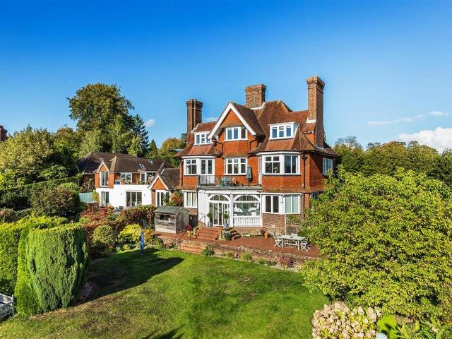 23 Warwicks Bench, Guildford, Surrey. 3 bed apartment to rent £4,500 pcm £1,038 pw