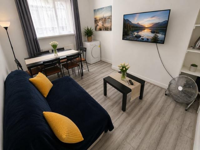 2/3 Bedroom Flat in Angel – 1 Minute from Angel St