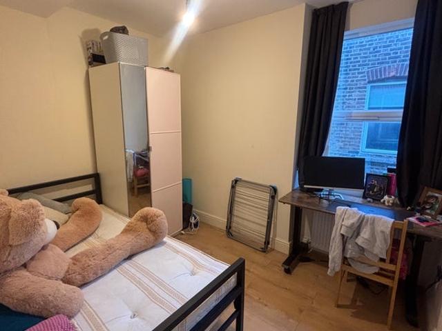 2/3 Bedroom flat With Balcony In Manor House