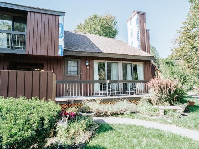 23 Bloomingdale Dr, 2 beds, 3 full baths
