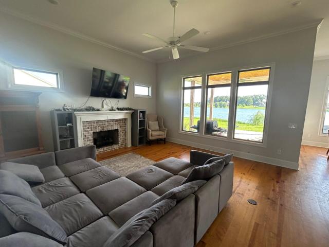 23 Breezeway Cv