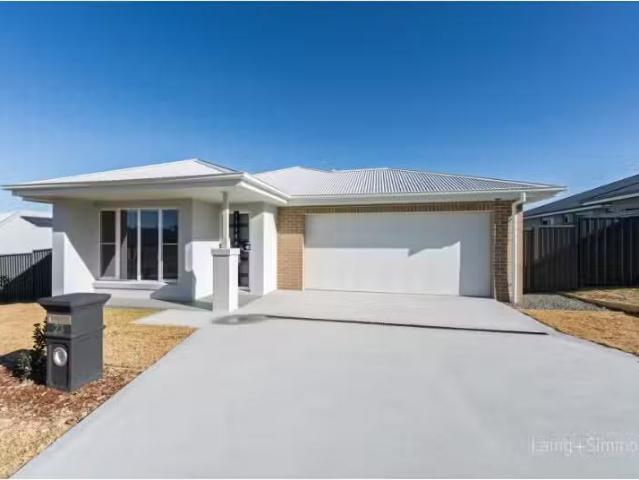 23 Bushel Street, Armidale House for rent Listed by Armidale.