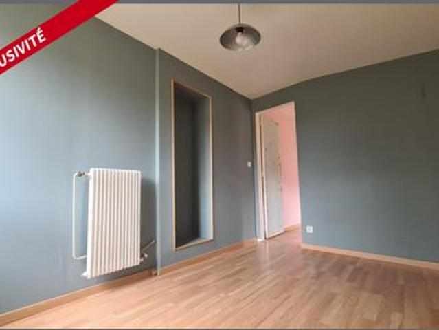 2/3 chambres, 1 bureau. Be lespace en pelouse avec garage