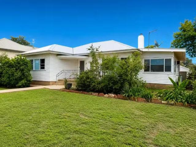 23 Cooma Road, Narrabri House for rent Listed by Samantha Gol.