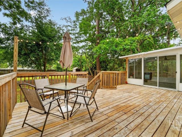 23 E Deerwood Road