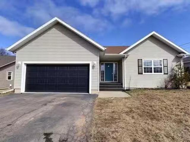 23 Livingston Crescent, Cornwall, PE, C0A 1H4 house for sale.