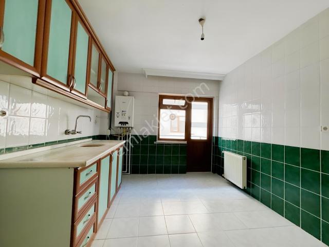 23 Nisan' Da Nezih Aile Apartmanında Güneydoğu Cephe 3+1 Kiralık