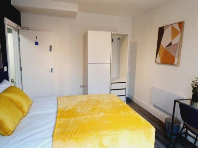 23 Prince Edward Avenue, Oldham 1 bed in a house share to rent £495 pcm £114 pw