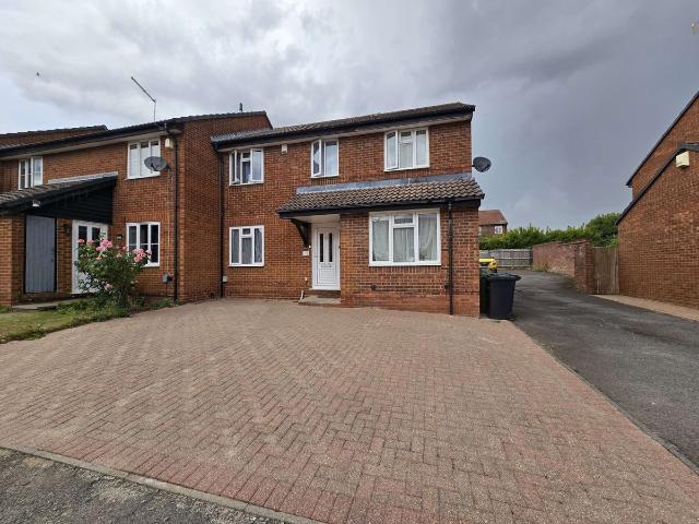 23 Robinswood LU2, 4 bed detached house to rent, £1,900 pcm | PrimeLocation