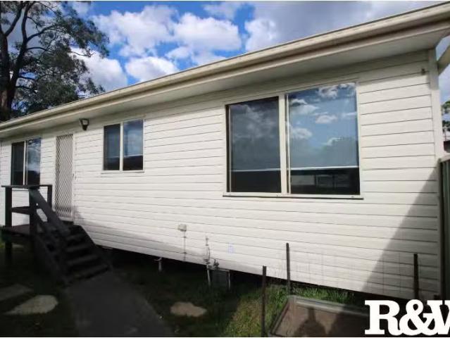 23A Pitcairn Avenue, LETHBRIDGE PARK House for rent Listed by.