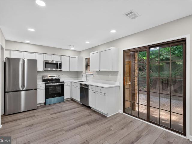 2006 Headlands Cir, Reston, VA 20191 | MLS #VAFX2324