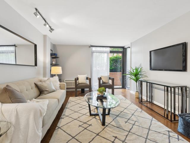 2007 N Sedgwick Street # 102