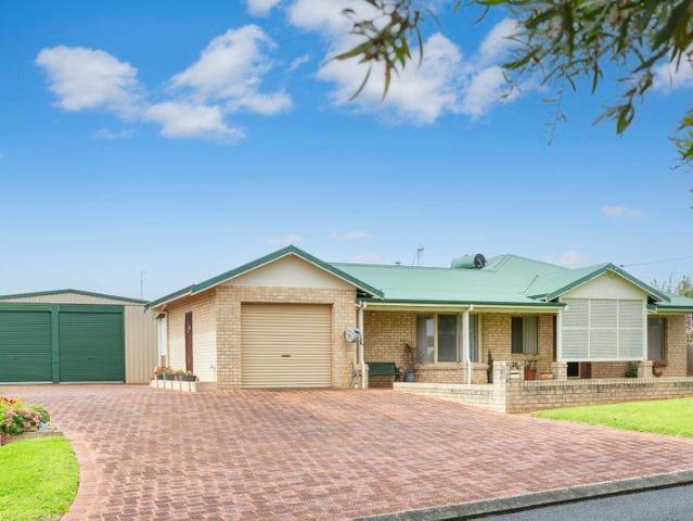 2002 Brick Classic with Multiple Living Areas & Boat Shed on 821m2