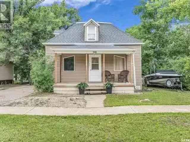 200 3Rd Avenue W, Gravelbourg, SK, S0H 1X0 house for sale L.