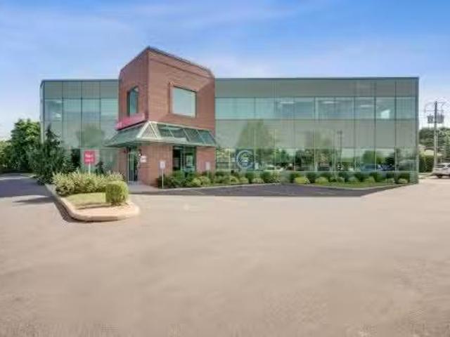 200 130 Boul. De Mortagne, Boucherville, QC, J4B 5M7 commerc.
