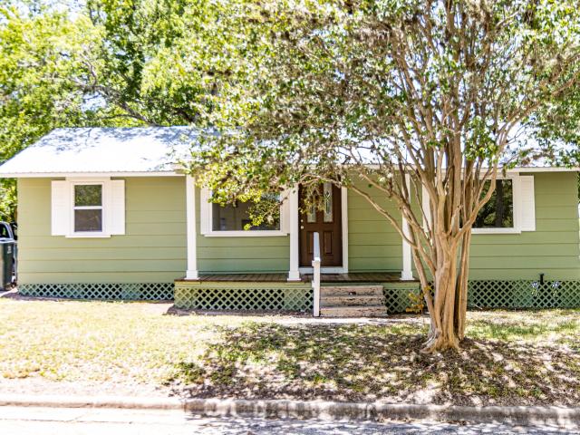 200 Bowie St, Hallettsville, TX 77964 | MLS #587896