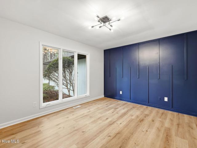 200 Devonshire Avenue W