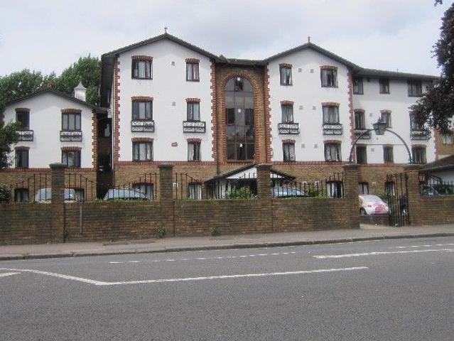 200 Lampton Road, Hounslow TW3, 1 bed flat to rent, £1,295 pcm | PrimeLocation
