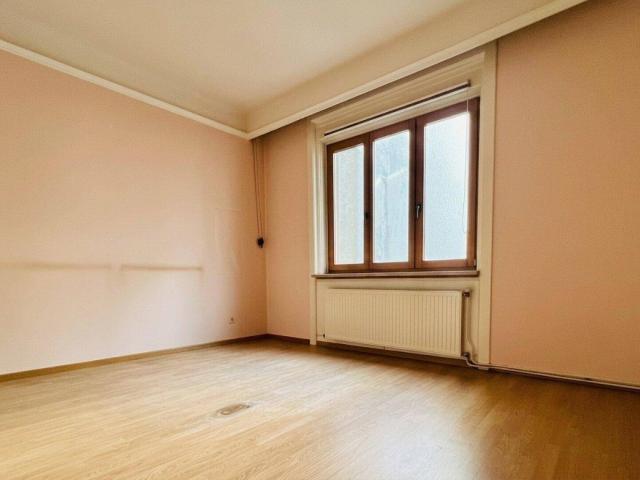 200 m zur U6 · charmante 4 Zimmer Altbauwohnung mit Loggia · Lift · Sunset Loggia mit West Ausrichtung · dein Projekt 2026