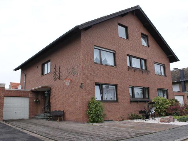 2013 ausgebaute, helle Dachgeschosswohnung im gepflegten 3 Parteienhaus