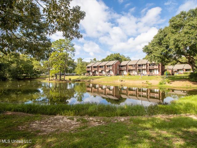 201 Lakeside Villa
