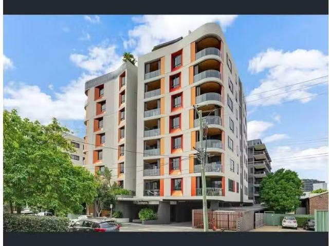 202/18 Hubert Street, Woolloongabba House for rent Listed by.