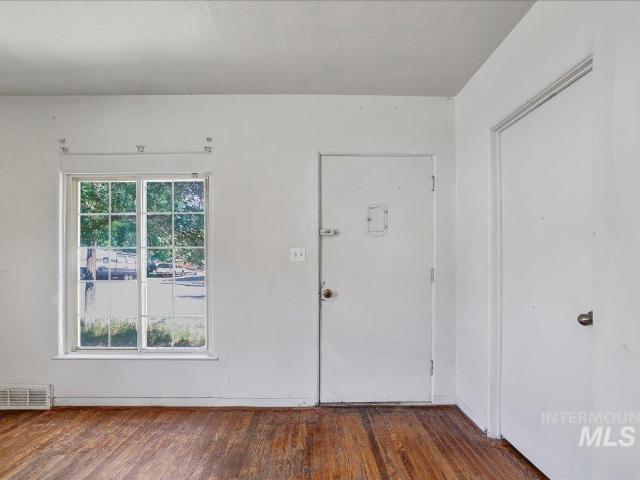 202 E 2nd St