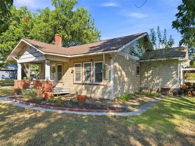 202 E Avenue E, Rosebud, TX 76570