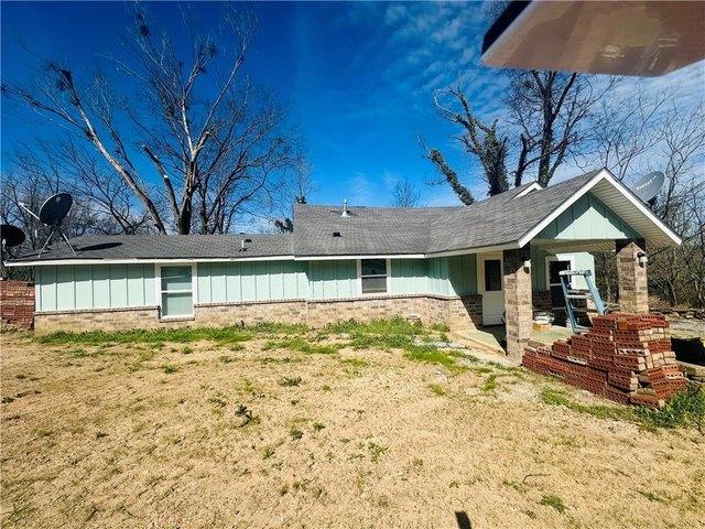 202 Parrott Dr, Huntsville, AR 72740