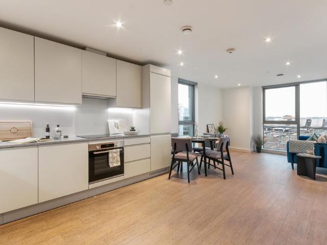 202, Thames Quarter 2 RG1 2 bed flat to rent £2,200 pcm £508 pw