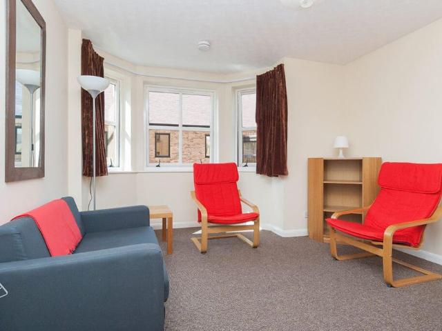 2037L St Leonards Lane, Edinburgh. 2 bed flat to rent £1,375 pcm £317 pw
