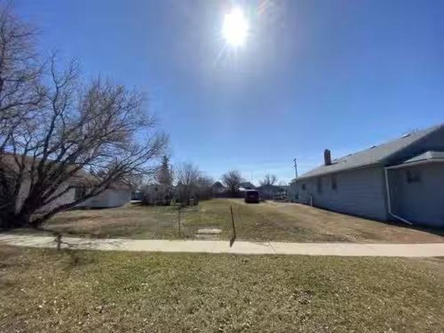 203 2 Avenue East, Hanna, AB, T0J 1P0 vacant land for sale.