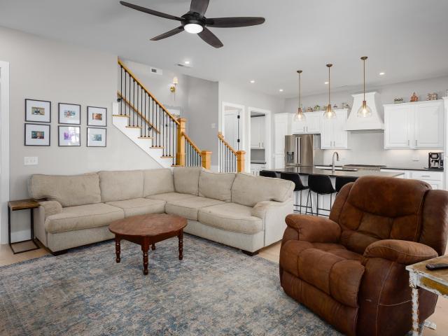 203 Fame Ave