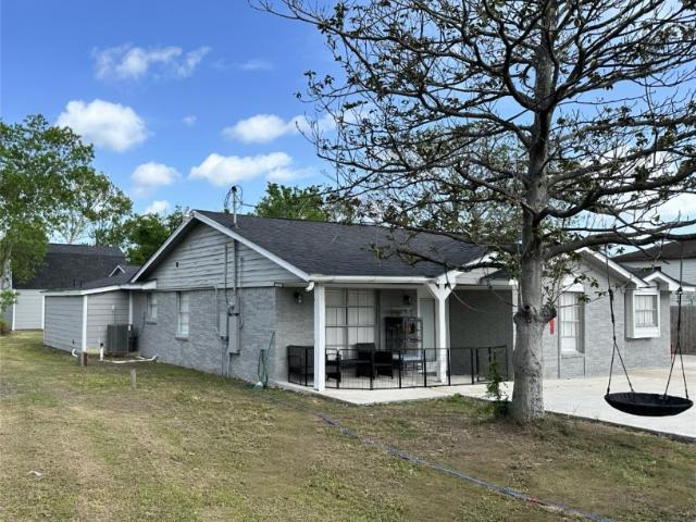 203 S 5th St, Highlands, TX 77562 | MLS #77185