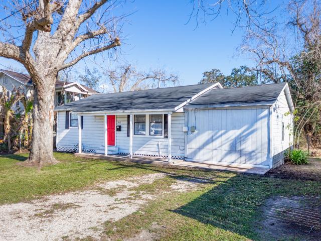 203 S Fig St, Sweeny, TX 77480 | MLS #38000