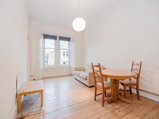 2046L Edina Place, Edinburgh, EH7 5RN 2 bed flat to rent £1,320 pcm £305 pw