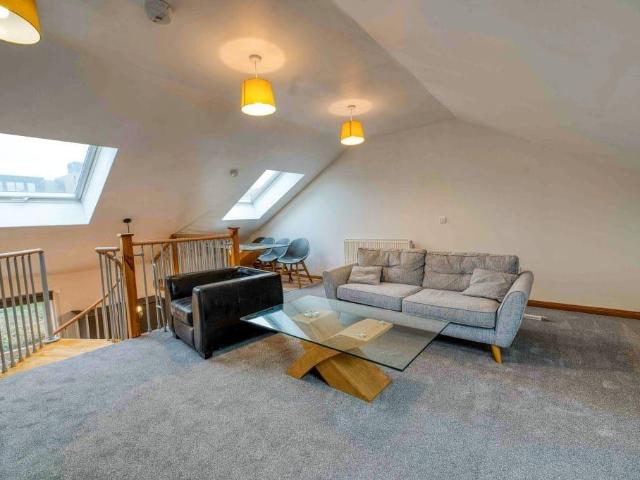 2042L Watson Crescent, Edinburgh. 2 bed flat to rent £1,400 pcm £323 pw