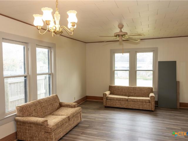 204 Orth St, Yoakum, TX 77995 | MLS #572772