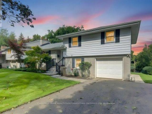 204 Stanley Drive, Waterloo, ON, N2L 1H4 house for sale | Listing ID X13762 | Royal LePage
