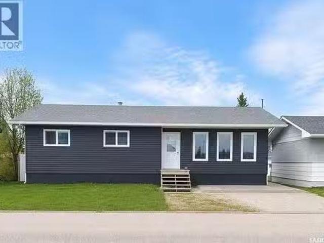 204 Railway Avenue W, Shellbrook, SK, S0J 2E0 house for sale.