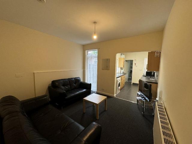 204 Tiverton Road, Stirchley, B29 6BU, United Kingdom | Room for rent #113251315 | Rentberry