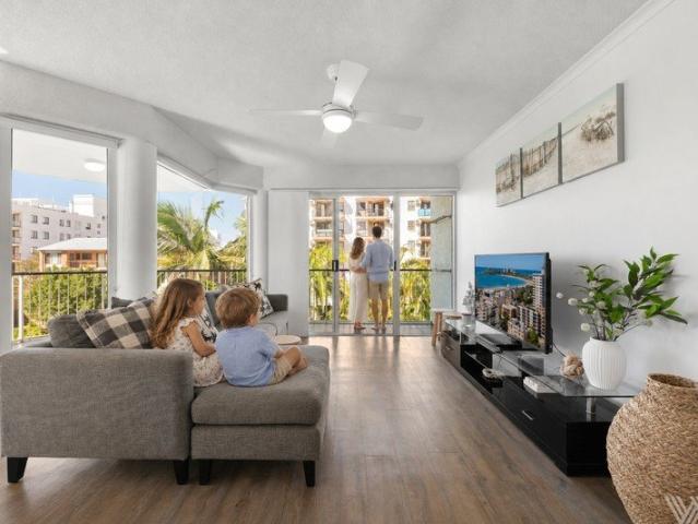 204m² Beachside Residence with Private Rooftop Terrace
