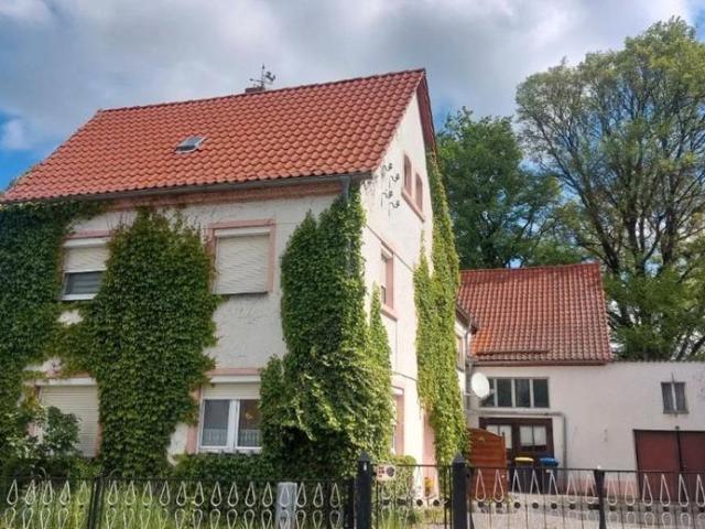 204m² Wohnfläche, 1.590m² Grundstück, Haus mit Scheune, Garage.